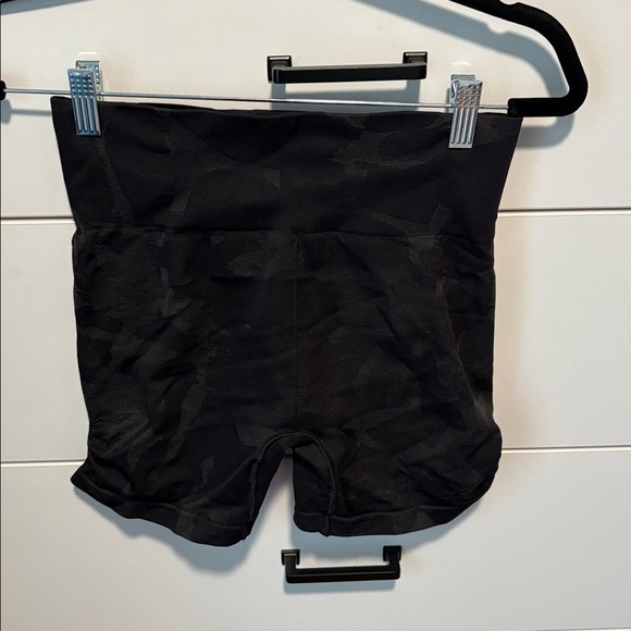 Gymshark Black Camouflage Biker Shorts - Picture 2 of 2
